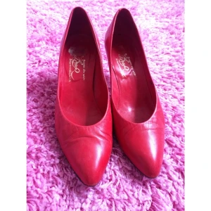  - Röda skinnpumps köpta på second hand.

