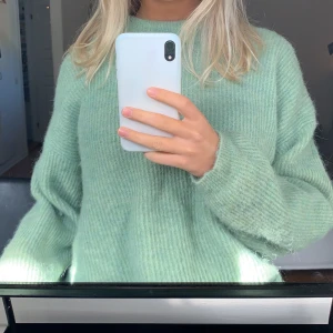 stickad tröja - säljer denna fina gröna tröja i ullmix💛💛storlek L men sitter som en S/M