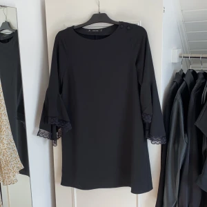 Klänning med volang och spets ärm - Klänning från zara använd 1 gång. Storlek M. Jag bär vanligtvis S. 