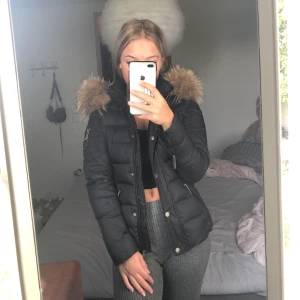 ROCKANDBLUE jacka - Säljer denna jätte fina vinterjacka från rock and blue med äkta päls. Den är i super bra skick. Inga hål, fläckar eller andra skador. Nypris runt 3000kr mitt pris 1200kr😊 Köparen står för frakt eller så möts jag upp kostnadsfritt i Örebro💓 stl 34 passar S