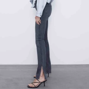 Grå jeans med slits - Så snygga grå jeans med slits! Älskar dessa men säljer då de blivit lite små☺️ Passar någon med storlek 34 eller 36 då de är små i storleken men väldigt strechiga!