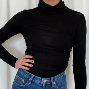 Svart polotröja - Svart tunn polotröja, en aning genomskinlig. Märke: H&M, storlek: XS. 