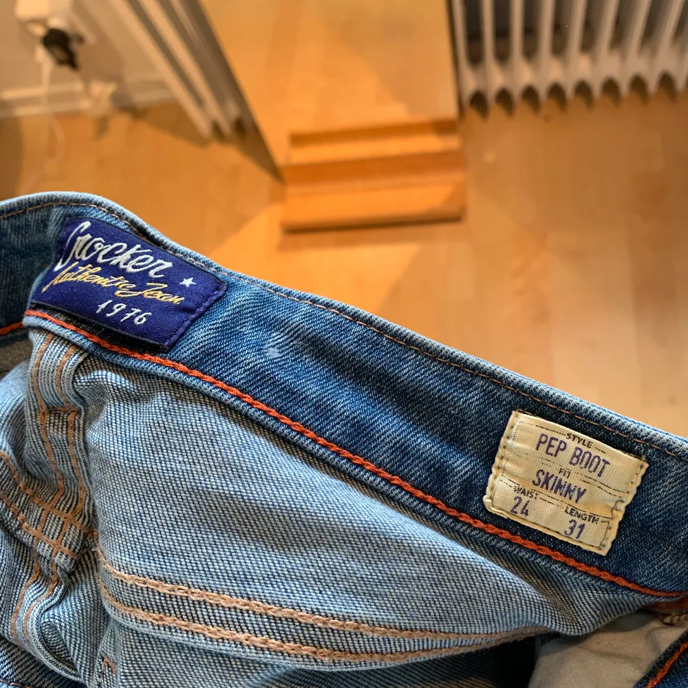 Bootcut jeans från crocker, nypris ca 600kr, mediumlåg midja. Är 165cm lång. Säljer pga för små. Jeans & Byxor.