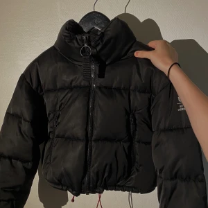 Urban Outfitters Puffer Jacka - Jättefin PufferJacka från Urban Outfitters.  Köptes i Stockholm för drygt ett år sedan, nyskick.  Nypris 1000kr, mitt pris 700kr.  Priset går att diskuteras. Köpare står för frakt. För fler bilder skriv privat☺️   