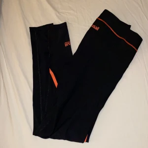 Casall träningstights  - Träningsbyxor / träningstights från Casall i svart med rosa detaljer. I nyskick, oanvända. Size: 36 (small) 