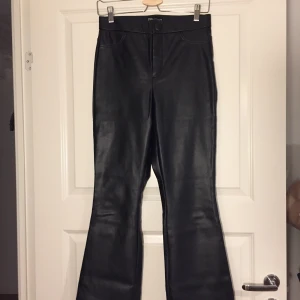 Zara skinnbyxor - Svarta skinnbyxor från zara i storlek m. Säljes ENDAST då jag köpte fel storlek, skulle även kunna tänka mig att byta till s eller XS. Är utsvängda längre ner och sitter så snyggt!!! Sista bilden visar hur de sitter på modellen från hemsidan :)