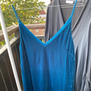 Sammetsklänning  - Som ny använd 1 gång. Kort klänning Stl 38 Other stories färg turkos. 