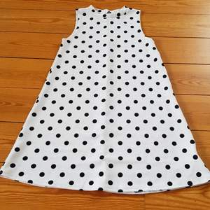 Ursöt polka dot  klänning.  A-linje formad i mjukt material. Använd en gång bra skick inga skavanker.