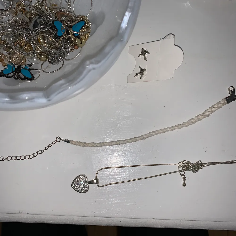 Massor olika smycken i både guld och silver, örhängen, ringar, halsband, armband. Används inte av mig. Allting för 50 kr + frakt. . Accessoarer.