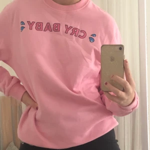 Rosa tjocktröja från Minga london - Ljusrosa sweatshirt med texten cry baby, köpt för några år sen på minga london. Det är typ fleece i så den är väldigt skön, bra skick. Står s men sitter ganska oversized. Kan mötas i Stockholm annars betalar köpare frakt. Pris kan diskuteras. 