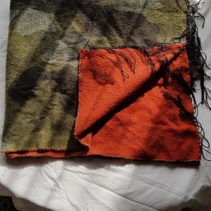 Halsduk - Stor och varm halsduk från H&M. Använt skick, lite nopprig. 