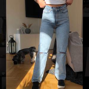 Jättefina och väldigt sköna jeans från Carin Wester.  Kommer till användning lite för sällan och dägör säljer jag dem nu. 300kr + frakt 💖 längden är perfekt för mig som är ca 168💕