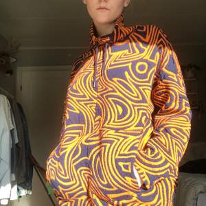 Skit cool hoodie från monki som är lite kort i ärmarna för mig 🧡💙🧡💙🧡 frakt 59kr 