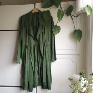 Zara - Tunn kappa - Tunn militärgrön sommarkappa från Zara Basic i lyocel, absolut nyskick. 