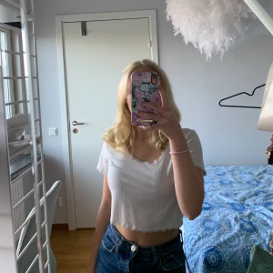 SHEIN, vit topp, strl xs - Supersöt vit topp från SHEIN. Möts upp i Stockholm.