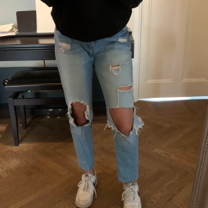 Lindex slitna jeans - As snygga slitna jeans från Lindex, storlek 38! Slutsålda, säljer för 90+frakt eller möts upp💖