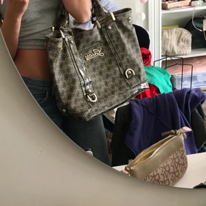 En lite större väska från guess  - Köpte väskan på Plick o den är ifrån guess 