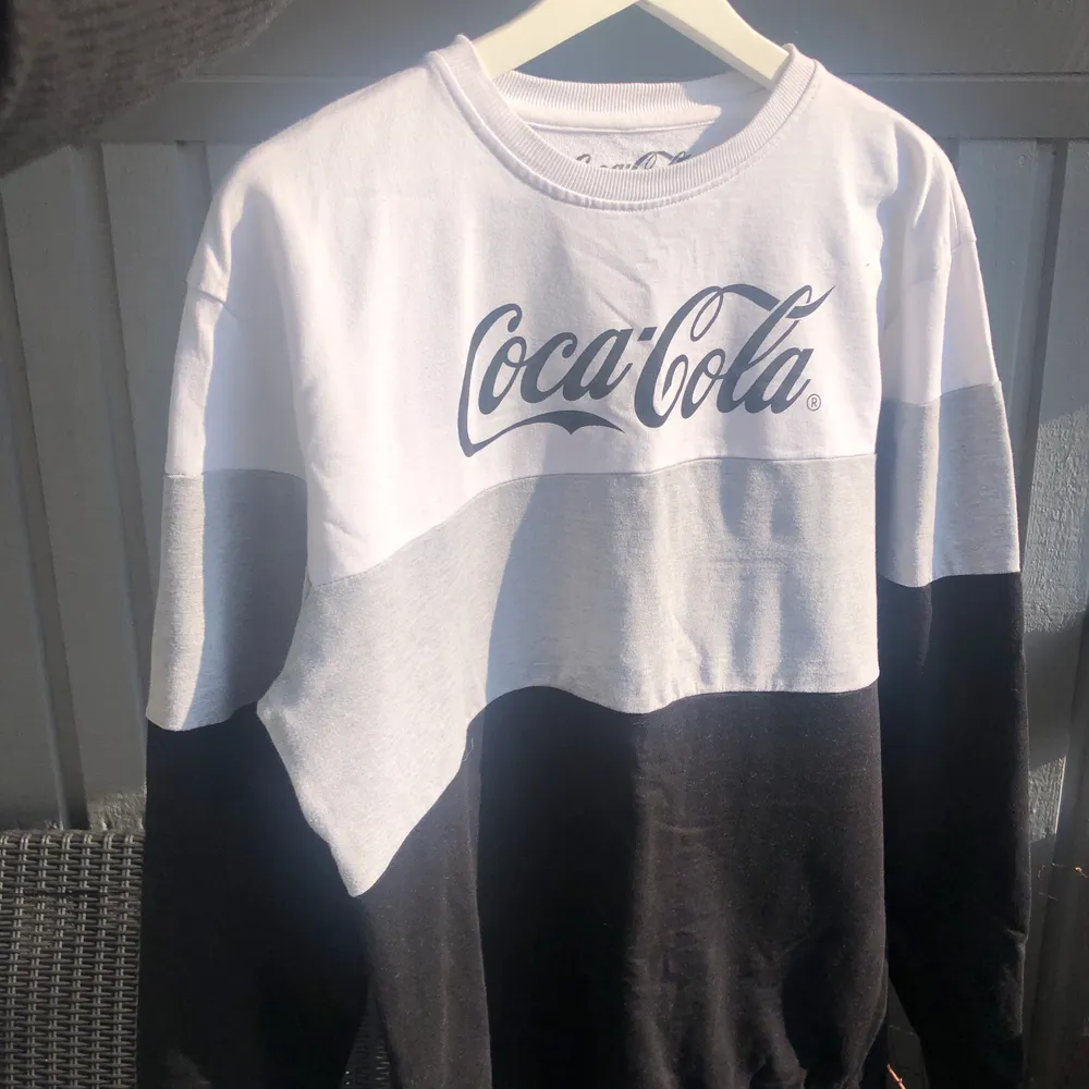 En skitsnygg cola cola sweatshirt som aldrig kommit till användning! Superfin🌟 Finns två pyttesmå fläckar vid vänstra axeln (se bild 2) men de syns knappast! Skriv privat för fler bilder. Tröjor & Koftor.