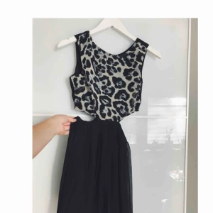  - Fin klänning med öppningar på sidorna , en liten small skulle jag säga 