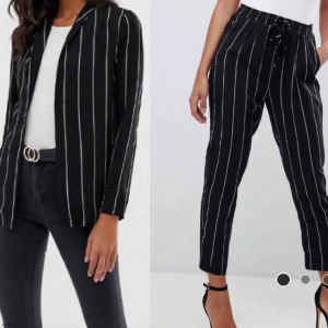  - Matchade set - randig blazer & byxor från Pretty Little Thing. Inköpt för 600kr och endast använt en gång. Såå snyggt men kommer inte till användning! 😔 Kavajen är storlek 36 och byxorna storlek 38.  📬Frakt 63kr