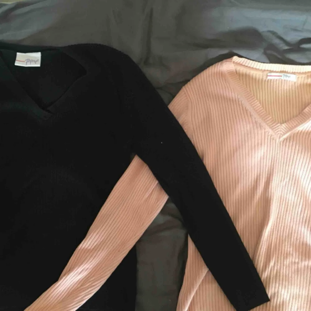 Säljer en svart v-ringad tröja, och en nästan likadan rosa (se bild 2) 💕1 för 40kr 2 för 60kr + frakt. Passar XS-M beroende på hur man vill att den ska sitta! Använda men ändå bra skick :). Tröjor & Koftor.