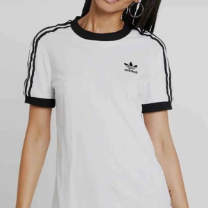  - En jätte fin adidas t-shirt nästan aldrig använd pga inte min stil. Storlek 34 Väldigt bra skick Ffaktar