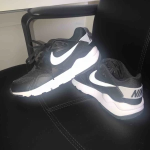  - Helt nya nike skor, använt max en gång men dom är för trånga för mig. Köpte för 600kr. Köparen står för frakten 😊
