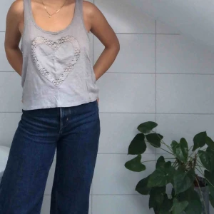  - Ett vintage-style linne från American Eagle Outfitters. En fin grå färg med ett broderat hjärta i mitten av linnet! 
