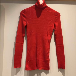  - Polo i organiskt 100% merinoull från Arket. Ett litet lagat hål på baksidan av tröjan, annars i nyskick!