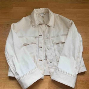  - Vårjacka från MONKI!⭐️⭐️ Fint skick, strl. Small🥰  150kr + frakt alternativt meet up i Göteborg 