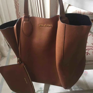  - Väldigt fin äkta Michael Kors väska som knappt är använd.