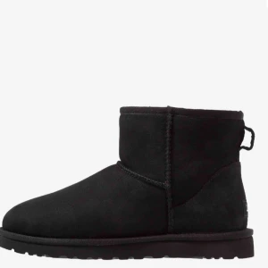  - Säljer helt nya Fake uggs, använt en gång men säljer pga för små och tappade bort kvittot. 