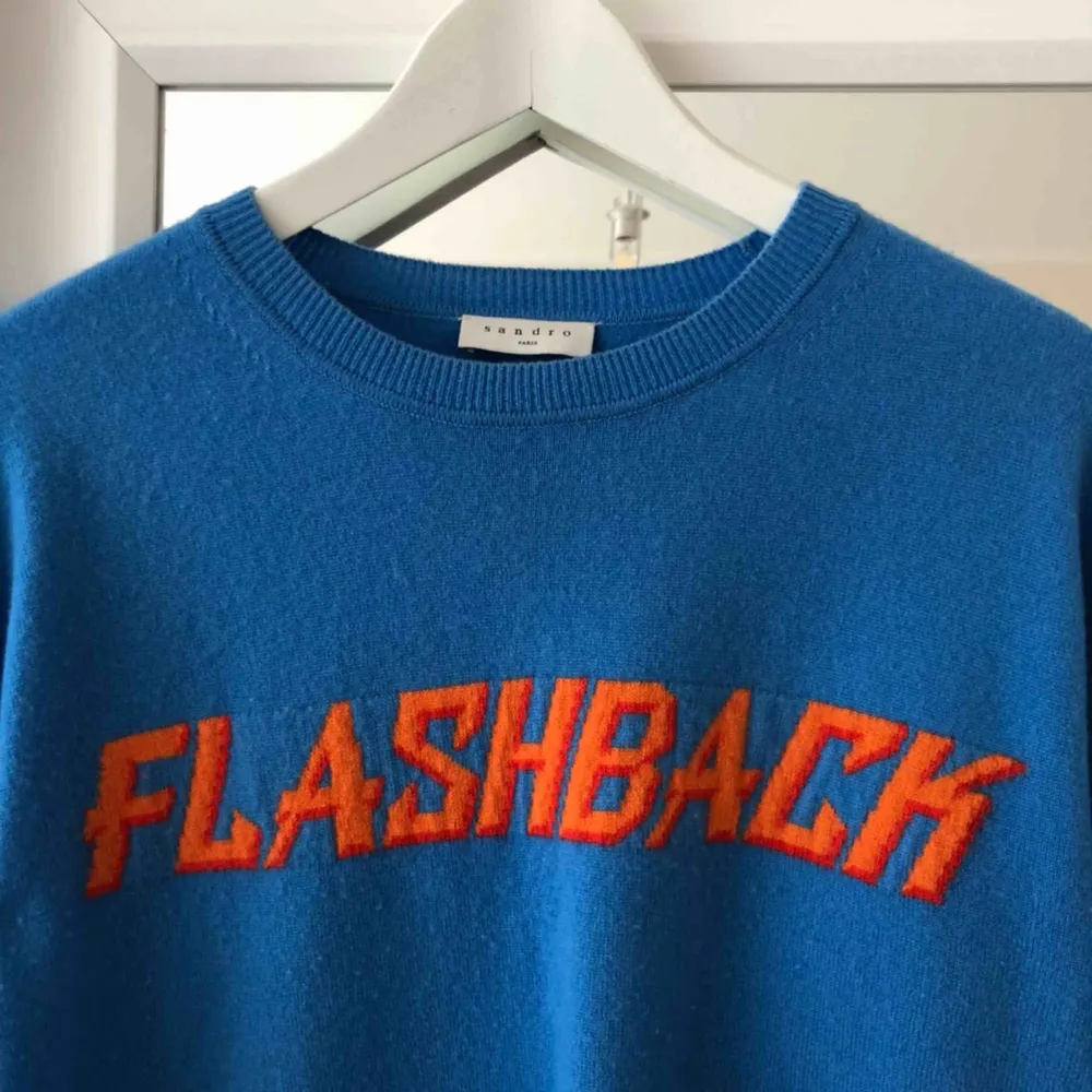 Blå tröja från sandro med texten ”flashback”. Supersnygg men kommer tyvärr inte till användning. Köpt för 3000kr. Tröjor & Koftor.