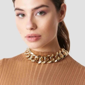  - Ett tjockt halsband, silver färgat! Se andra bilden! Frakten är inräknad i priset. 