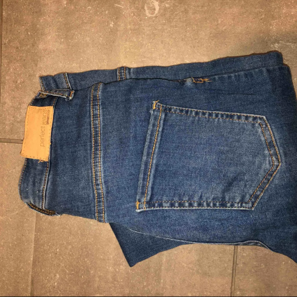 Fina molly jeans från Gina tricot high waste. Köptes för 300kr . Jeans & Byxor.