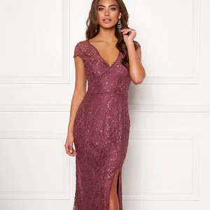 Carolina Gynning - Helt ny Carolina Gynning klänning! Storlek 40! Säljes då den tyvärr inte satt som jag hade hoppats! Alltså enbart provad. Köparen står för frakten 💝