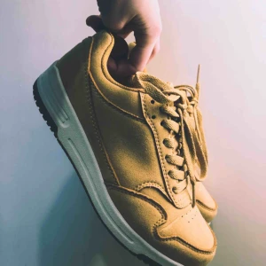  - Sneakers från Din sko som är använda två gånger. Gul ’mocka’ och väldigt bekväma. 🌞