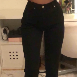  - Ett par snygga mom jeans köpta för 600 kr (bra röv😌)