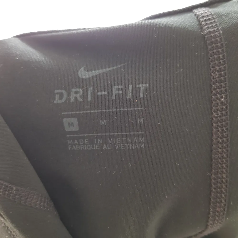 Svarta Nike Pro shorts / cykelbyxor.Använda en gång och tvättade en gång. Lite tighta i storleken så detta skulle passa en med S eller  en liten M. . Shorts.