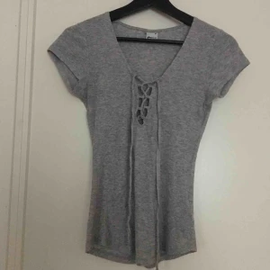  - Jätte fin grå ribbad topp med snörad urringning ,som är adjustable✨✨