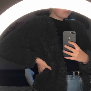  - ✨ Grå, fluffig kofta från Gina Tricot. Denna kofta var väldigt populär för nått år sedan. Fortfarande väldig snygg men faller inte riktigt mig i smaken längre. Köparen står för frakten ✨ 