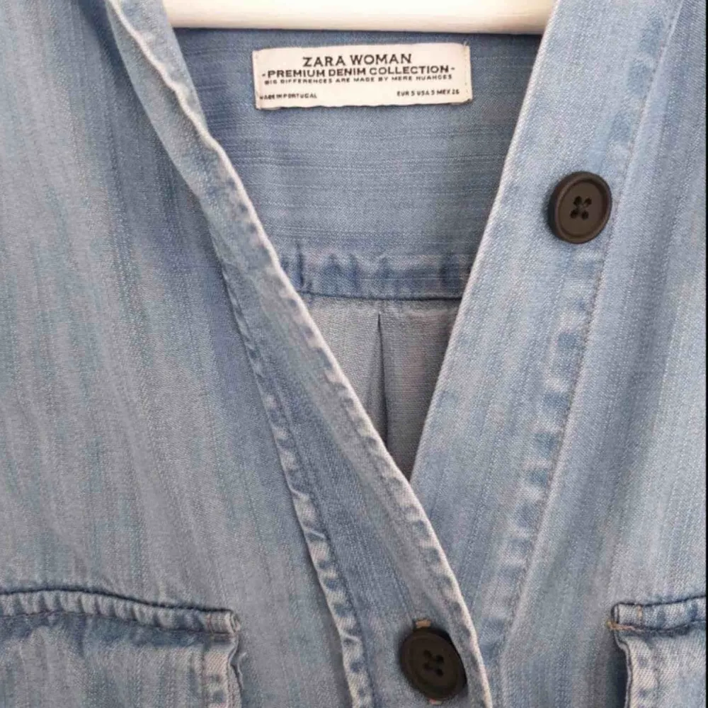 Tunnare jeansskjorta från Zara med svarta knappar. S funkar även för M. Använd men i bra skick. Frakt ingår!. Skjortor.