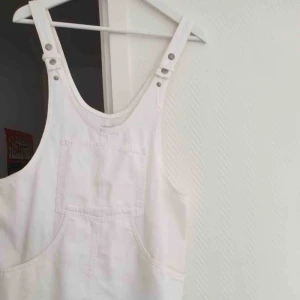  - Jättesöt vit hängselklänning från Pull&Bear. Använd en gång så som ny. Rekommenderas till någon som är kortare då den är för kort för mig som är 180. Den är även liten i storleken. Frakt ingår!