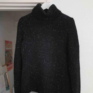  - Jättemysig stickad polotröja från Massimo Dutti. Inte använd mycket så i bra skick. I storlek L men ganska liten i storleken, funkar för S och M. Frakt ingår!