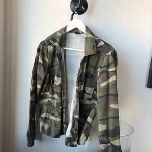  - Militär jacka från Ginatricot. Fint skick