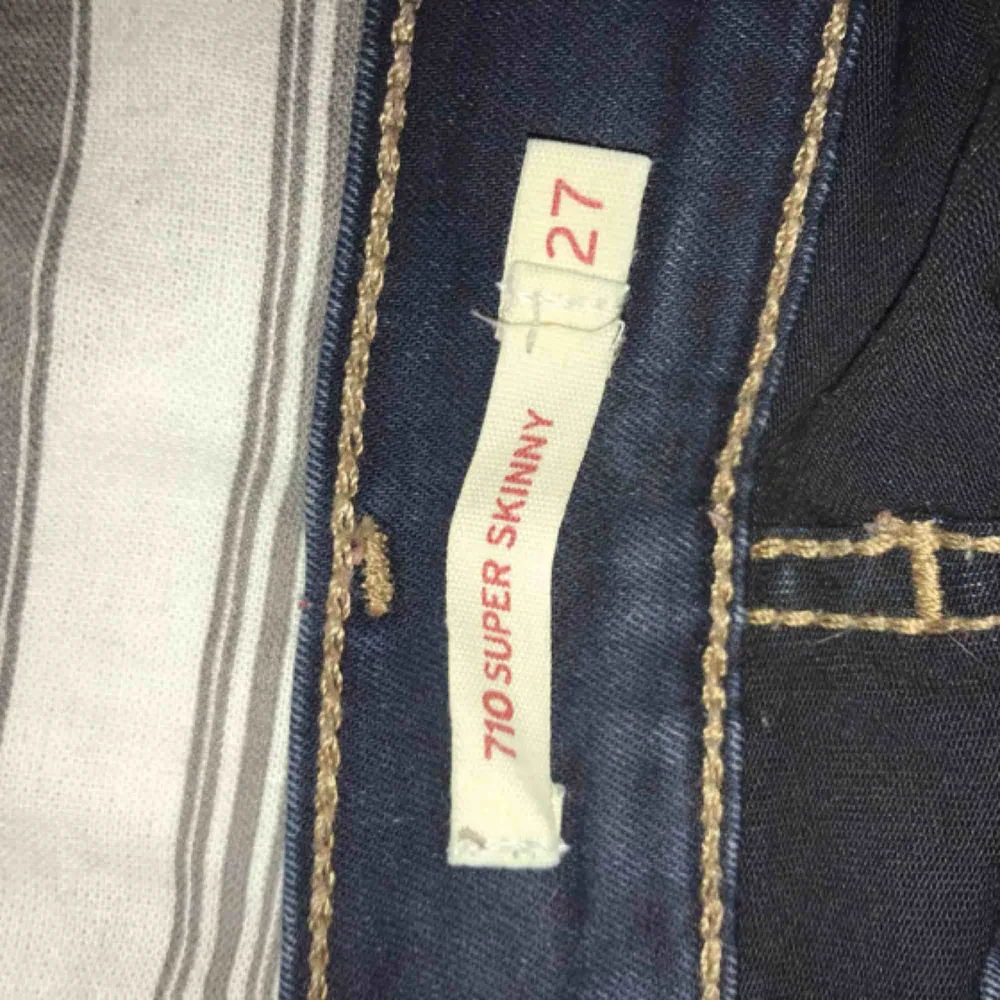 Knappt använda mörkblåa tajta jeans från Levis köpta i USA. Storlek 27 men är typ som XS/S. Pris kan diskuteras, om du vill frakta så kostar det mer:) . Jeans & Byxor.