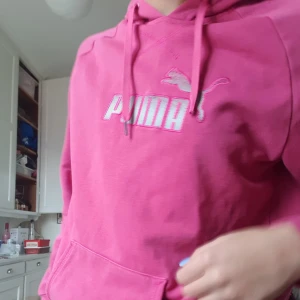  - Rosa fin pumahoodie i gott skick. Det står i den storlek L men jag som i annat fall är S/M tycker att den passar perfekt. Säljes på grund platsbrist i garderoben.