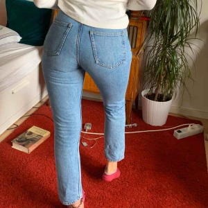  - Ett par mom jeans från monki i modellen kimomo 