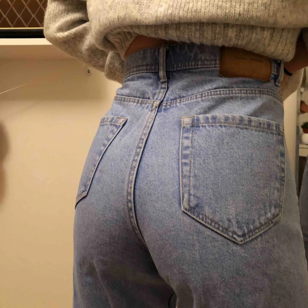 ⭐️Oanvända, jättesnygga mom-jeans från Zara. Lite liten i storleken så är snarare 36 skulle jag säga. ⭐️. Jeans & Byxor.
