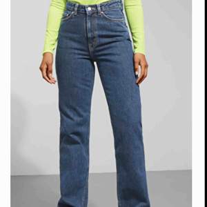 Säljer dessa jättefina weekday jeans. Säljer pga att de är för stora för mig. Nyskick, nypris 599kr, frakt tillkommer❤️😘